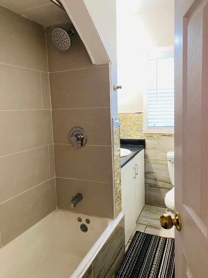 Lovely III 3 Bedrooms Apartment Space Share East York A Room Toronto Exterior foto