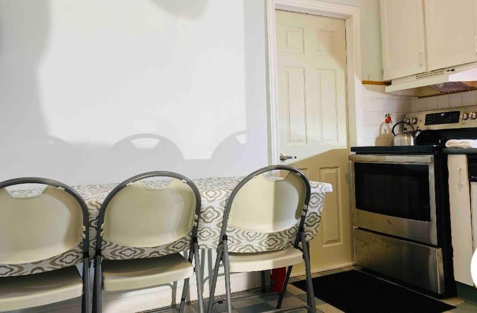 Lovely III 3 Bedrooms Apartment Space Share East York A Room Toronto Exterior foto